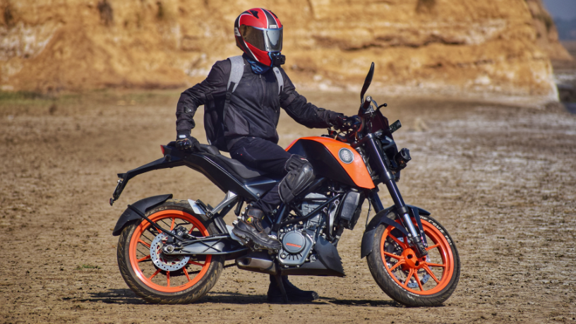 Márcio Velho da Silva analisa como o motociclismo se tornou símbolo de liberdade, identidade e estilo de vida na era contemporânea.