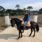 Operar guindastes e munck com segurança exige evitar erros comuns por meio de planejamento, inspeções e equipe treinada — prática reforçada por Altevir Seidel.