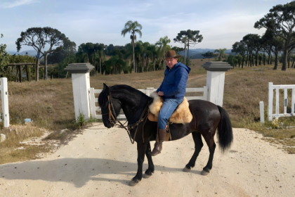 Operar guindastes e munck com segurança exige evitar erros comuns por meio de planejamento, inspeções e equipe treinada — prática reforçada por Altevir Seidel.