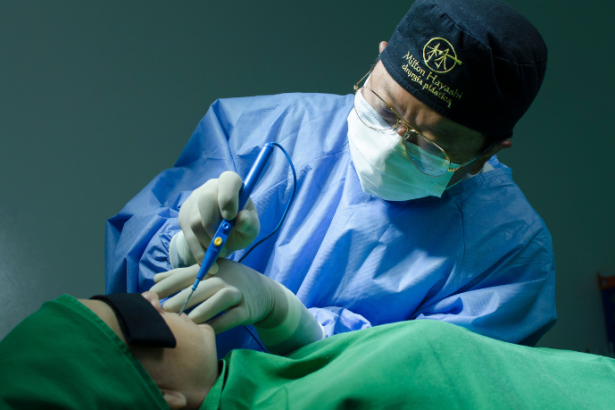 Milton Seigi Hayashi reforça que a beleza moderna busca harmonia e autenticidade, não exageros.