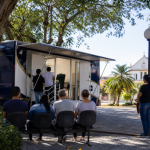 Unidade móvel de atendimento ao cidadão estacionada em uma praça de cidade do interior
