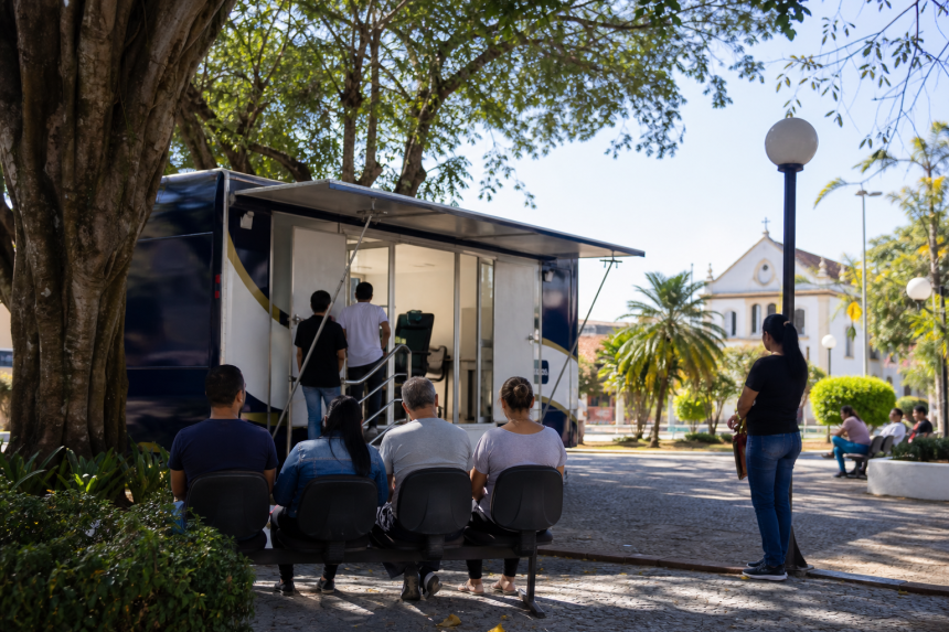 Unidade móvel de atendimento ao cidadão estacionada em uma praça de cidade do interior