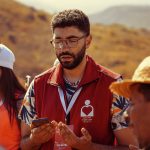 Grupo de voluntários reunido ao ar livre para uma atividade comunitária.