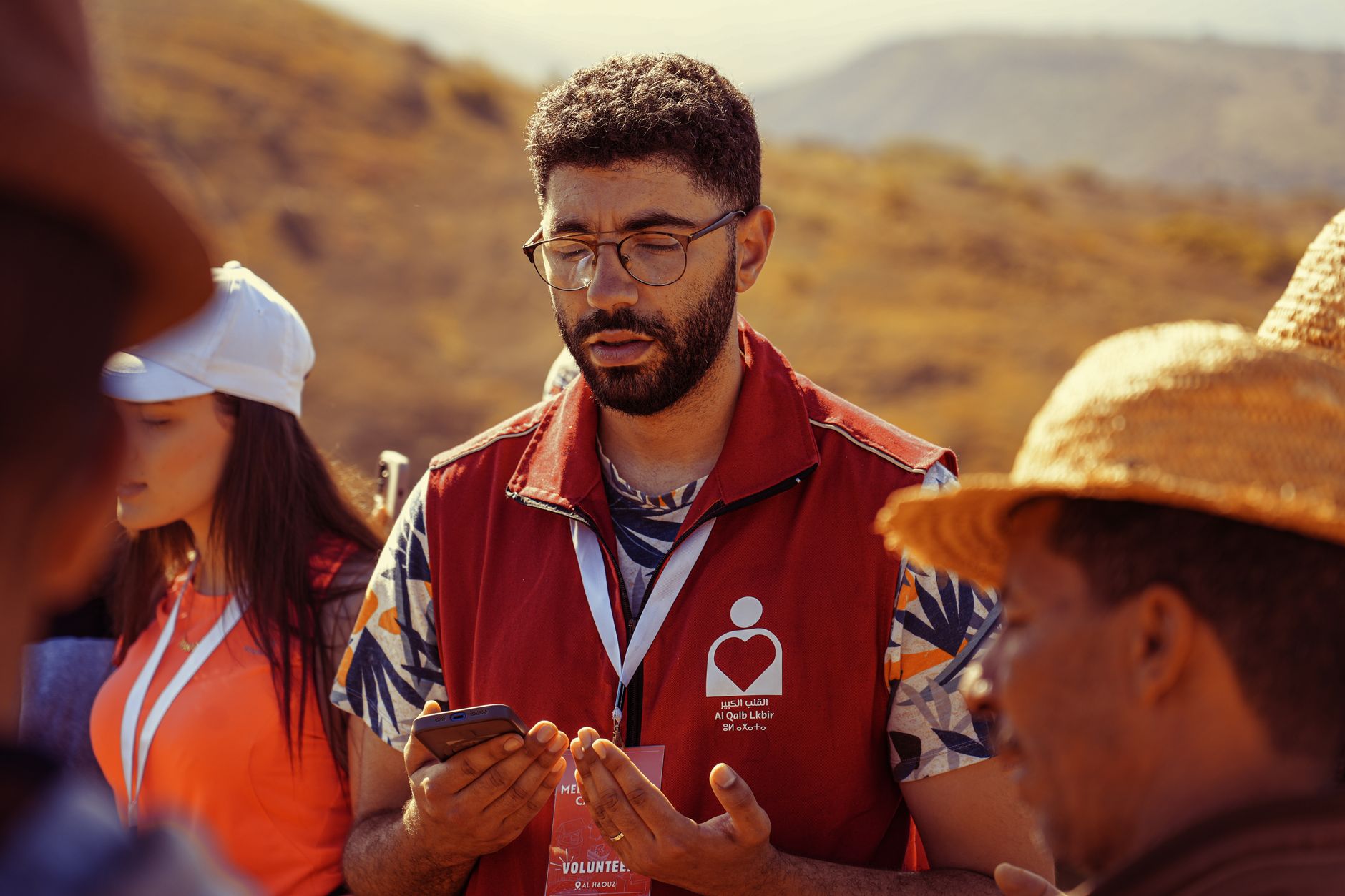 Grupo de voluntários reunido ao ar livre para uma atividade comunitária.