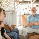 Família reunida em ambiente interno, conversando e compartilhando um momento de convivência.