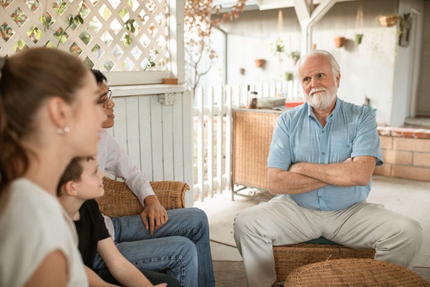 Família reunida em ambiente interno, conversando e compartilhando um momento de convivência.